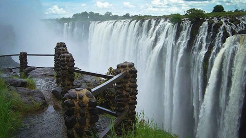 Thác nước Victoria tọa lạc ở sông Zambezi trên biên giới giữa Zambia và Zimbabwe ở phía nam Châu Phi được ghi nhận là thác nước hùng vĩ nhất của thế giới đương đại.