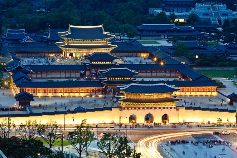 Gyeongbokgung hay còn gọi Cung Cảnh Phúc là một hoàng cung nằm ở phía bắc Seoul, Hàn Quốc được xây dựng lần đầu vào năm 1394 và tái thiết năm 1867. Là cung điện chính của các hoàng đế Triều Tiên, Gyeongbokgung có quy mô kiến trúc và vai trò lịch sử tương đương với Hoàng thành Huế của Việt Nam.