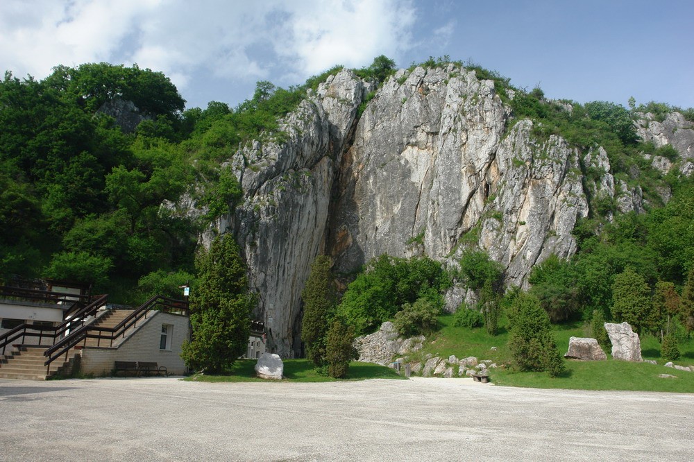 Các  hang động Aggtelek và Slovensky Kras là một quần thể hang động gồm hơn 712 hang động đá vôi tuyệt đẹp trải rộng trên tổng diện tích 55.800ha dọc theo biên giới của Hungary và Slovakia.