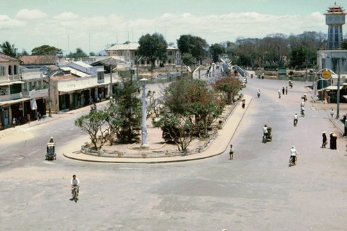 Trung tâm thị xã Phan Thiết - thủ phủ tỉnh Bình Thuận. Tháp nước biểu tượng của Phan Thiết nằm ở góc phải. Ảnh: John Hansen.