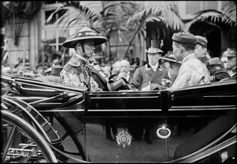 Vua Khải Định ngồi xe ngựa di chuyển qua các đường phố Paris, ngày 24/6/1922. Ảnh: Gallica.bnf.fr.