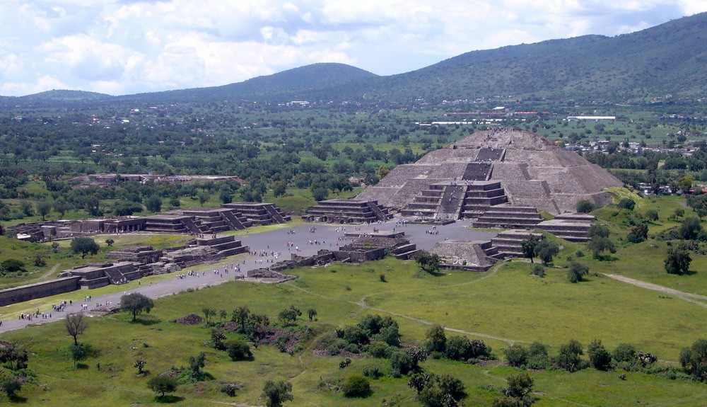 Nằm cách thủ đô Mexico City của đất nước Mexico 50km về phía Đông Bắc, Teotihuacan là tàn tích thành phố cổ nổi tiếng nhất của các nền văn minh châu Mỹ cổ xưa.