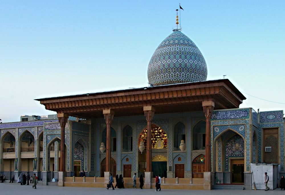 Nằm tại thành phố Shiraz của Iran, khu lăng mộ Shah Cheragh (cái tên nghĩa là “Vị vua của ánh sáng”) được coi là một trong những công trình tráng lệ nhất của vương quốc Ba Tư xưa.