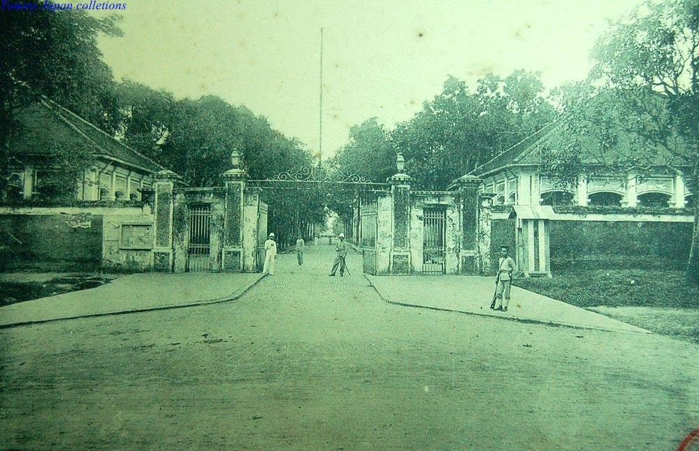 Cổng vào khu công xưởng Ba Son ở Sài Gòn. Hình ảnh nằm trong ấn phẩm "Saigon et ses environs Cochinchine" xuất bản năm 1900, được đăng tải trên trang Belleindochine.free.fr.