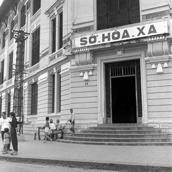 Binh sĩ Nhật canh gác phía trước Sở Hỏa xa Sài Gòn tháng 10/1945. Mặc dù đã đầu hàng nhưng một số binh sĩ Nhật vẫn đảm nhiệm việc bảo đảm an ninh vì quân đồng minh do Anh chỉ huy không đủ người ở Sài Gòn.