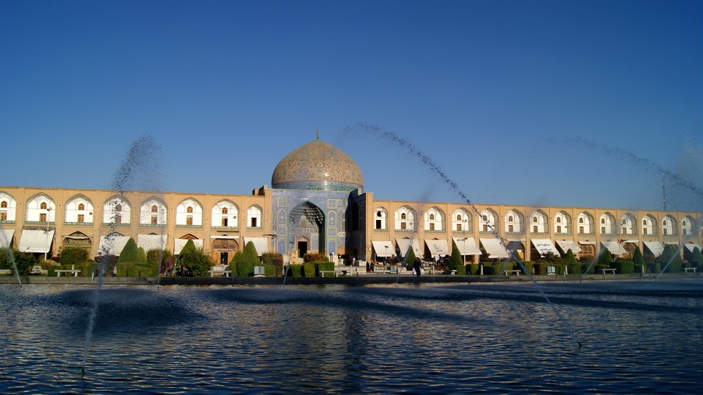 Nằm ở Quảng trường Naghsh-i Jahan ở thành phố Isfahan, Iran, thánh đường Sheikh Lotfollah là mộ trong các công trình kiến trúc ấn tượng nhất của vương quốc Ba Tư cổ xưa.