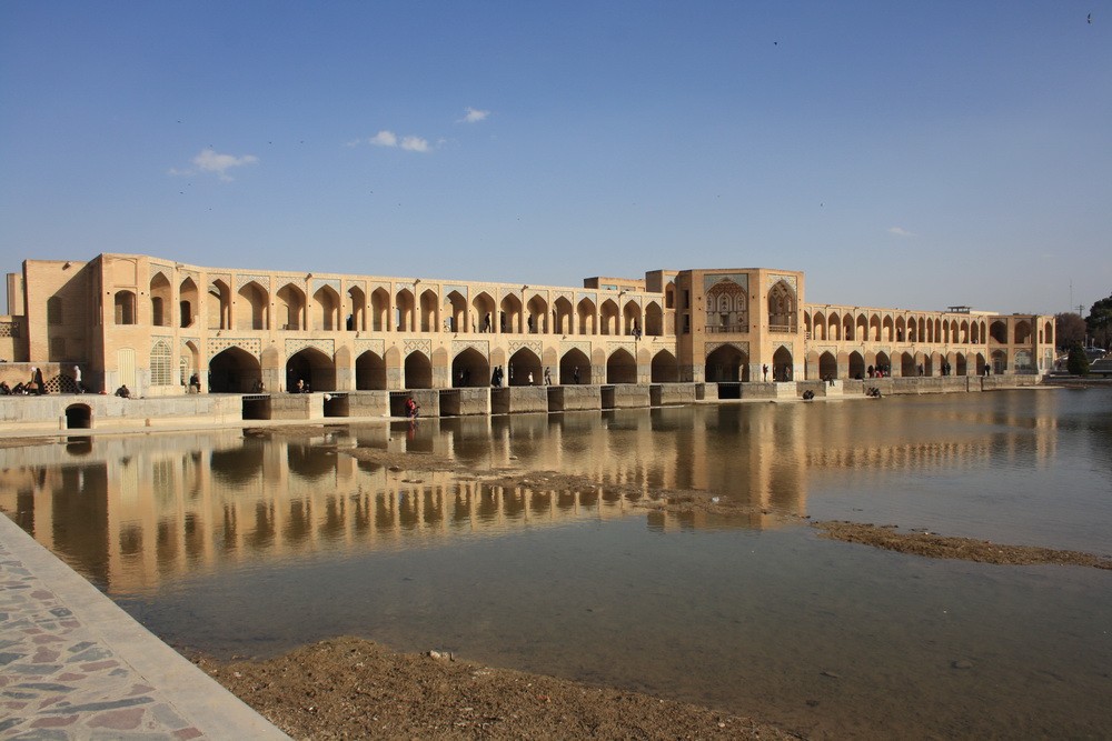 Bắc qua con sông Zayandeh ở thành phố Isfahan, cầu Khaju là cây cầu cổ nổi tiếng nhất đất nước Iran cũng như toàn bộ thế giới Hồi giáo.