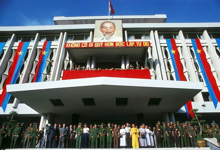 Dinh Độc Lập được trang hoàng bằng cờ Mặt trận Giải phóng trong  buổi đại lễ mừng chiến thắng ngày 15/5/1975.