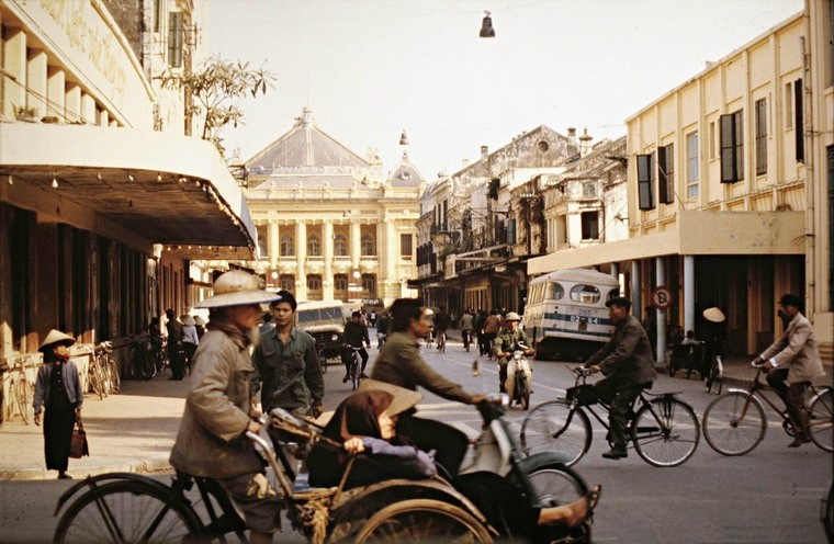 Phố Tràng Tiền và Nhà hát Lớn  Hà Nội năm 1979. Hình ảnh do thành viên Manhhai trên trang mạng Flickr sưu tầm.