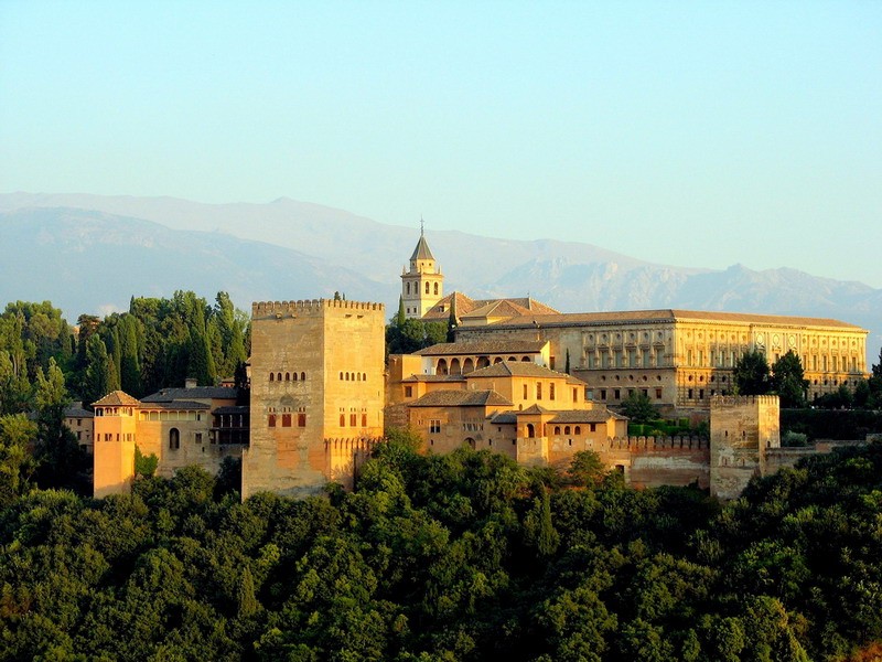 Quần thể lâu đài Alhambra ở Granada, Tây Ban Nha là một trong những công trình kiến trúc cổ hoành tráng nhất của đạo Hồi tồn tại ở châu Âu.