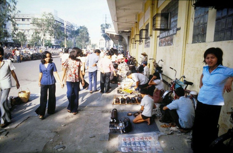 Chợ trời trên đường Lê Lợi,  Sài Gòn năm 1979.