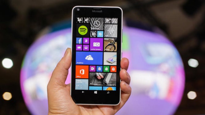 Khác với Lumia 640 XL giá vượt 4 triệu đồng, dòng Lumia 640 có giá bán lẻ 3.690.000 VNĐ thuộc phân khúc  smartphone tầm giá 3 triệu màn hình lớn 5-inch độ phân giải HD (720p), cấu hình cạnh tranh gồm: chip bốn nhân Qualcomm Snapdragon 400 1,2GHz, RAM 1GB, bộ nhớ trong 8GB (hỗ trợ thẻ nhớ lên tối đa 128GB). Máy có camera 8MP và pin 2500 mAh.