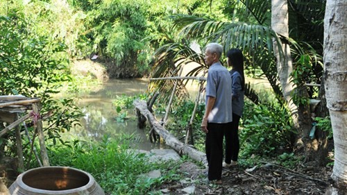 Nhà của gia đình Ánh Viên nằm ở nơi hẻo lánh, cách trung tâm xã gần chục cây số, phía trước là một con sông. Ông Nguyễn Văn Tới (ông nội Ánh Viên) đứng trước con rạch Ba Cau - nơi ông đã tập những đường bơi đầu tiên cho cô cháu gái bé bỏng.