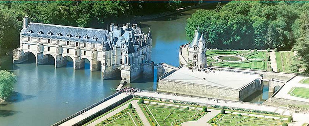 1. Tòa lâu đài nổi Chenonceau được hoàn thành năm 1430, không chỉ nổi tiếng với kiến trúc lạ mắt mà còn gắn với chuyện tình éo le của vua Henry II. Ông đã xây lâu đài này để tặng người tình của mình là Diane de Poitiers. Nhưng khi Henry II qua đời, vợ ông là hoàng hậu Catherine de Medici đã đuổi Diane khỏi lâu đài và chiếm hữu nó.