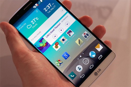  LG G3. G3 ghi dấu ấn là smartphone đầu tiên sở hữu màn hình 2K được giới thiệu và bán rộng rãi ra thị trường. G3 có màn hình 5,5 inch, công nghệ IPS LCD độ phân giải 2.560 x 1.440 pixel, đạt mật độ điểm ảnh là 534 ppi. Mặt kính bảo vệ ngoài cùng là Corning Gorilla Glass 3. Màn hình của máy rất sắc nét, thể hiện rõ khi nhìn vào các viền của biểu tượng ứng dụng, hay khi bật các game có đồ họa phức tạp. Tuy vậy, hiện tượng vỡ vẫn xảy ra với font chữ ở màn hình chính, trình duyệt hay icon của bên thứ ba. Điểm ấn tượng trên G3 là tỷ lệ màn hình trên diện tích mặt trước cao kỷ lục, lên tới 75%.