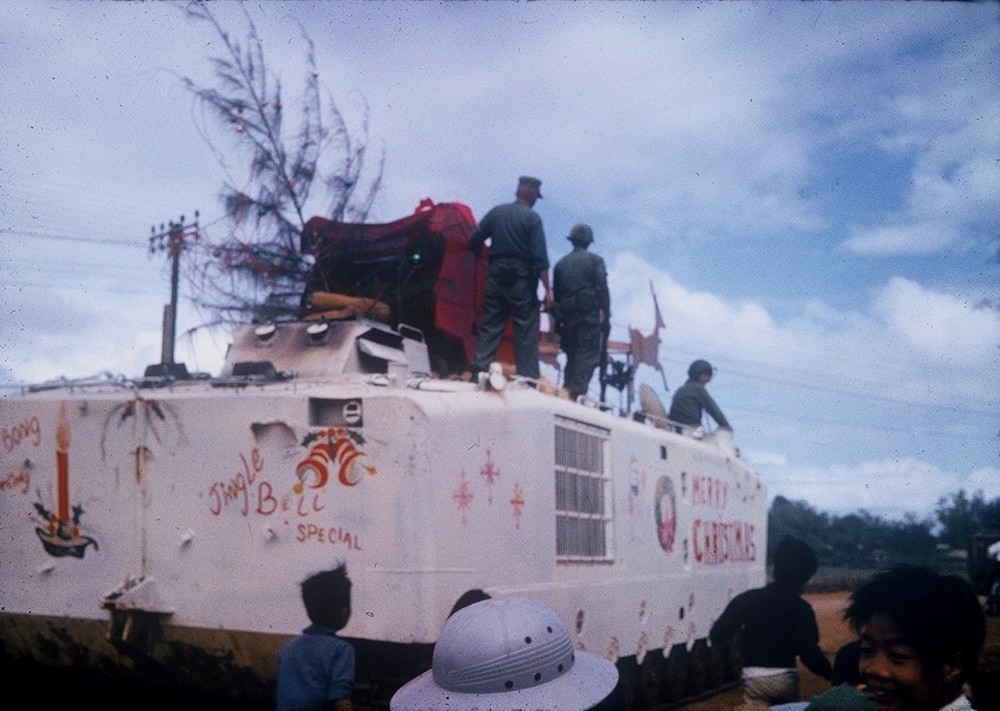 Một chiếc xe bọc thép Mỹ được biến thành "xe Giáng sinh" ở  Quảng Trị năm 1967.