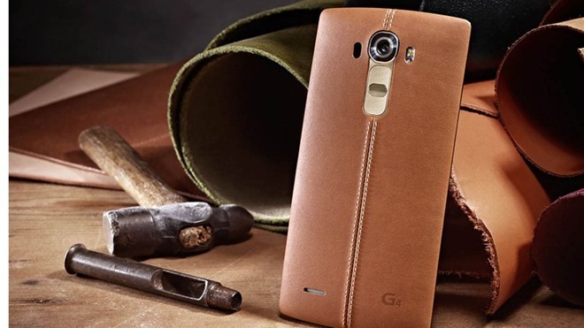  LG G4 phiên bản da. Không làm viền kim loại như Samsung, Sony hay Apple, LG đã chọn lối đi riêng khi tạo ra một chiếc LG G4 đẹp từ phía sau. LG cho biết chất liệu dùng trên mặt lưng của G4 được làm từ da bò loại tốt nhất. Để tránh bám mồ hôi và các vết bẩn, bề mặt da cũng được phủ một lớp vật liệu đặc biệt. Trên mặt da này, các khe rỗng kích thước chỉ khoảng 0,001 micromet, cho cảm giác rất láng mịn. Để làm được điều này, LG đã tiêu tốn thời gian gấp 10 lần so với các hãng khác dùng để tạo nên mặt lưng cho smartphone có thiết kế đẹp nhất này..