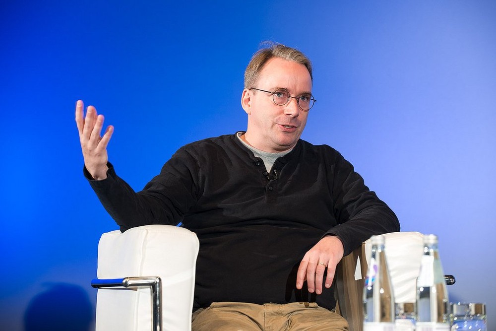 Linus Torvalds viết Linux, hệ điều hành miễn phí, trong phòng ký túc Đại học Helsinki (Phần Lan). Ngày nay, Linux là lựa chọn cho các trung tâm dữ liệu, siêu máy tính, hệ thống máy chủ khắp thế giới, cũng như những người đam mê công nghệ. Torvald còn nổi tiếng vì miệng lưỡi sắc bén. Khi một khán giả dự buổi thuyết trình gần đây hỏi liệu cách cư xử của ông có làm ảnh hưởng đến các thành viên cộng đồng Linux không, ông trả lời: “Tôi không quan tâm đến anh”.