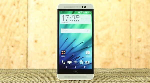  HTC One E8 Dual. HTC One E8 từng là chiếc điện thoại cao cấp năm ngoái nhưng năm nay HTC gắn cho nó hai khe SIM và biến thành chiếc điện thoại tầm trung, một smartphone tầm trung đáng giá. Máy thừa hưởng thiết kế đẹp của dòng One, nguyên khối với nhựa polycarbonate, trang bị camera độ phân giải cao, vi xử lý Qualcomm Snapdragon 801, 4 nhân tốc độ 2,5 GHz, RAM 2 GB, bộ nhớ trong 16 GB, chạy Anrdoid 5 Lollipop. Màn hình máy kích thước 5 inch, độ phân giải FullHD, được bảo vệ bằng kính Gorilla Glass 3. Camera chính của máy có độ phân giải 13 MP, camera trước 5 MP. Ngoài ra, HTC One E8 Dual có kết nối NFC và radio FM. Giá tham khảo: 6.590.000 đồng.