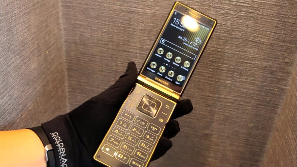  Samsung Galaxy Golden 2. Chiếc  smartphone nắp gập này thừa hưởng phong cách thiết kế “hai mảnh” đầy sexy và sang trọng với vật liệu bằng kim loại cao cấp, độ hoàn thiện tốt không thua kém gì các siêu phẩm smartphone hot nhất hiện nay. Bên cạnh đó, cấu hình là điểm làm nên sự nổi bất nhất của máy, như: vi xử lý Qualcomm Snapdragon 801 bốn nhân 2,5GHz cùng 2GB RAM trên nền Android 4.4.4. Ra mắt cuối năm 2014, đây là chiếc smartphone dành cho những ai yêu thích sự hoài cổ nhưng vẫn mang trong mình sự mạnh mẽ và cách tân của công nghệ.