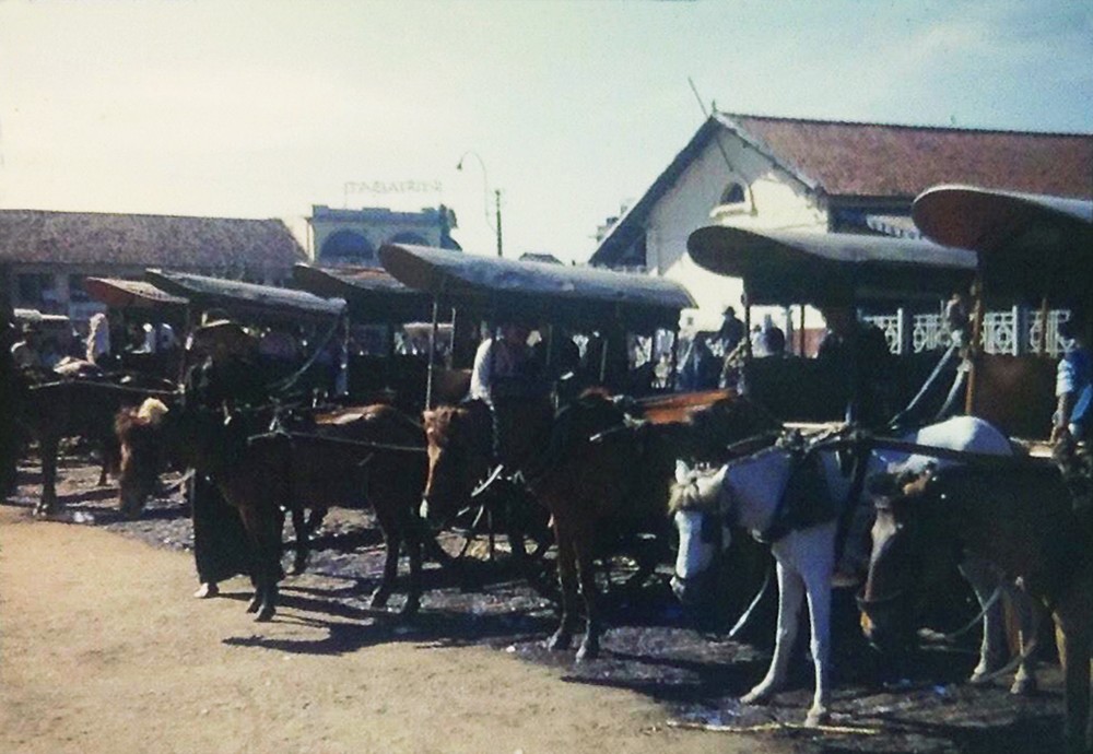 Bến xe ngựa cạnh chợ Bến Thành,  Sài Gòn năm 1953. Ảnh: Manhhai Flickr.