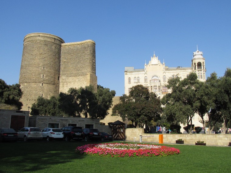 Nằm ở khu phố cổ ở Baku, thủ đô Azerbaijan,  tháp Trinh Nữ (tiếng địa phương là Qız Qalası) là một công trình kiến trúc cổ độc đáo ở khu vực Kavkaz.