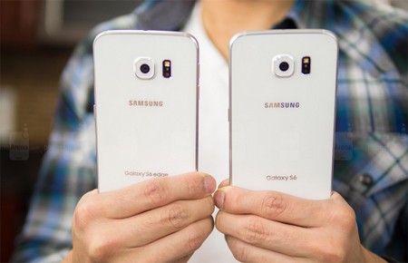  1. Samsung Galaxy S6 &amp; Galaxy S6 edge. Với bộ đôi S6, Samsung đã loại bỏ một tính năng được nhiều người dùng ưa chuộng là pin tháo rời được. Tuy nhiên, hãng đã "đền bù" cho họ tính năng sạc nhanh. Trong bài test của PhoneArena, phiên bản S6 chuẩn có thể sạc đầy 100% pin trong vòng 76 phút, còn bản S6 Edge lâu hơn một chút - 83 phút. Trong số tất cả các smartphone đầu bảng hiện hành, S6 chính là  smartphone sạc pin siêu tốc nhất.