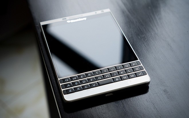 Ngày 6/8, nhà phân phối của BlackBerry chính thức ra mắt  điện thoại BlackBerry Passport Silver Edition (BlackBerry Passport phiên bản bạc) tại thị trường Việt Nam.