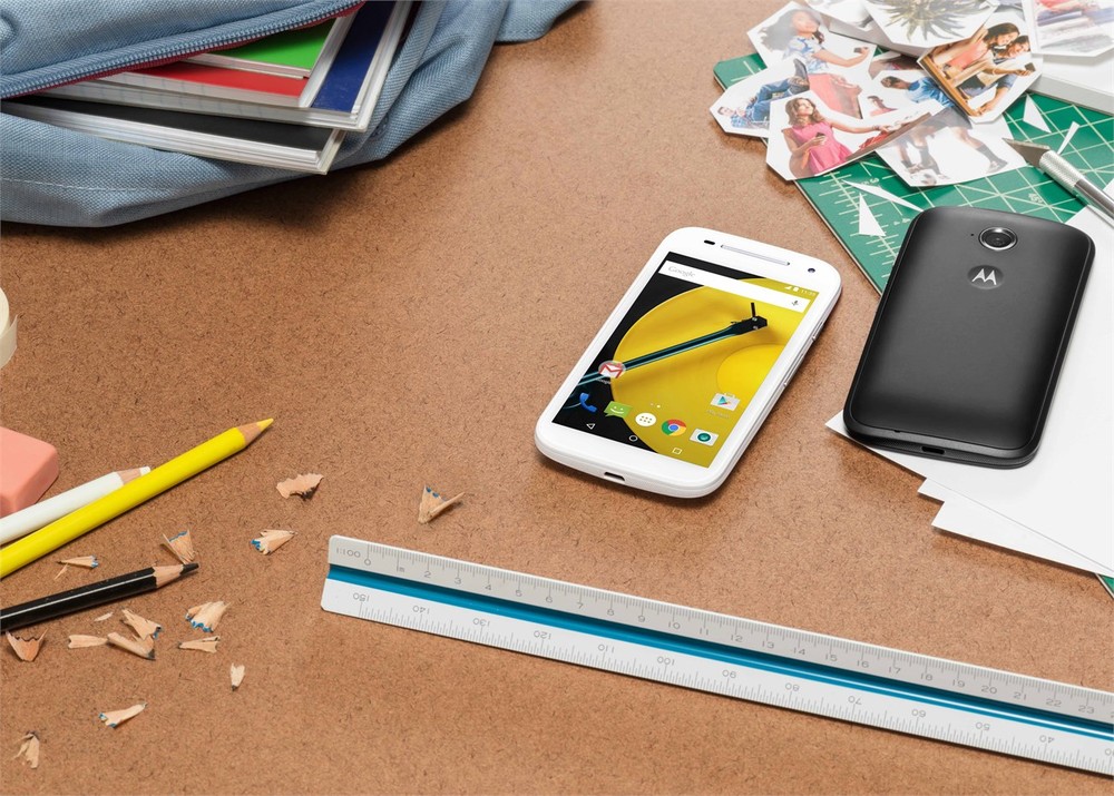  Motorola Moto E (2015). Chiếc điện thoại thông minh Motorola Moto E đời 2015 là  smartphone cấu hình mạnh giá rẻ, bao gồm: 119,99 USD (bản 3G) và 149,99 USD (bản 4G LTE). Với dung lượng pin 2,390 mAh nằm gọn trong "body" dày 12,2mm đã mang đến thời gian sử dụng ấn tượng đến 9 giờ đồng hồ. Motorola Moto E 2015 có màn hình rộng 4,5 inch (540 x 960 pixel, 245ppi), trong khi sức mạnh xử lý đều nhờ hết vào chip bốn nhân Snapdragon 410 xung nhịp 1,2GHz, kết hợp cùng RAM 1GB, ROM 8GB (hỗ trợ microSD 32GB), camera trước VGA và camera sau 8MP.