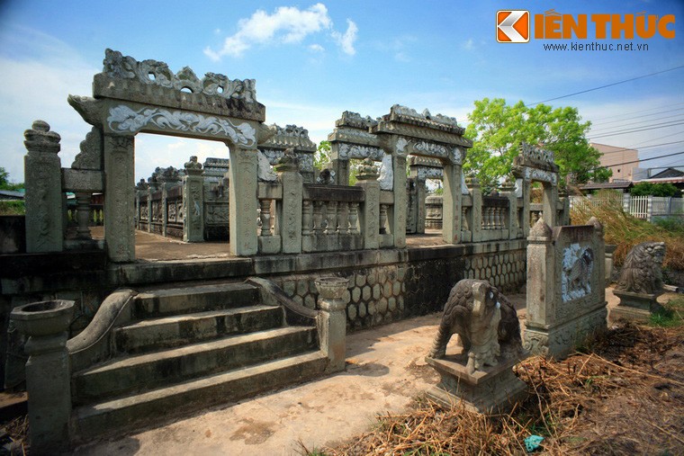 Nằm bên con đường Lò Rèn của thành phố Bạc Liêu,  khu mộ của Đốc phủ Cao Minh Thạnh (1858- 1919) là một công trình kiến trúc cổ rất độc đáo của tỉnh Bạc Liêu.