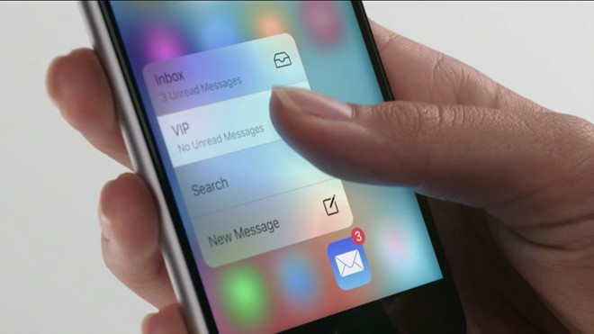  1. 3D Touch: Bộ nhận diện cường độ lực cảm ứng trên  iPhone thế hệ mới được đặt tên là 3D Touch. Nó cho phép nhận diện được 3 mức độ áp lực cảm ứng. Trong khi đó, Force Touch trên track pad của MacBook Retina 12 inch và Apple Watch chỉ phân biệt được 2 mức độ lực nhấn.