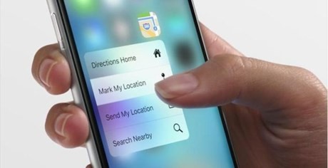  1. Không trang bị 3D Touch: Nhận diện cường độ của lực cảm biến là điểm đáng chú ý nhất trên iPhone 6S và 6S Plus. Theo đó, 3D Touch cho phép xác định 3 mức độ tác động của ngón tay người dùng lên màn hình. Cùng ra mắt với bộ đôi trên, tuy nhiên tablet mới của “Quả táo” vẫn chưa được trang bị tính năng này. Giới công nghệ nhận định, nếu  máy tính bảng iPad Pro có lượng tiêu thụ tốt, Tim Cook sẽ cân nhắc bổ sung 3D Touch trong năm tới.