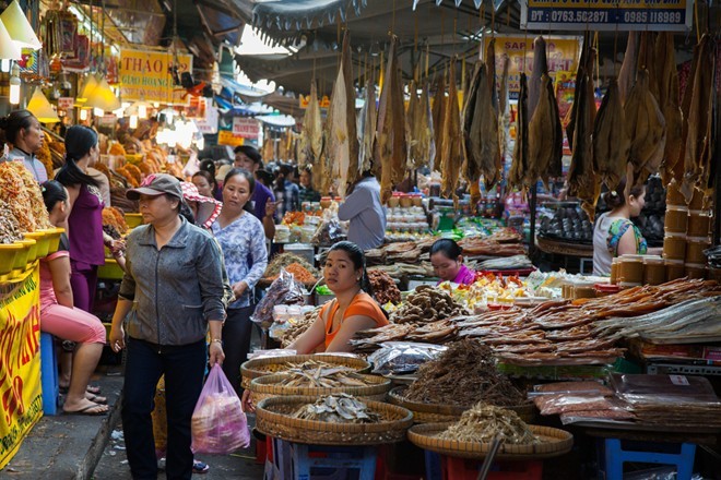 Nằm ở phường Châu Phú A, thành phố Châu Đốc, tỉnh An Giang,  vương quốc mắm chính là chợ Châu Đốc, là điểm đến du khách không nên bỏ qua trong hành trình miền Tây Nam Bộ. Chợ có nhiều mặt hàng phong phú, họp từ sáng sớm tới tầm trưa. Ảnh: Thiên Minh.