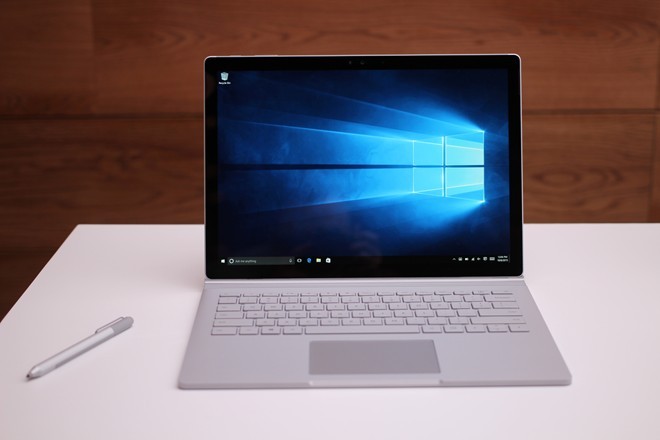 Trong sự kiện 6/10, Microsoft đã bất ngờ giới thiệu  Surface Book, mẫu laptop đầu tiên của hãng. Thoạt nhìn thiết bị này có bề ngoài khá giống Macbook Pro của Apple.