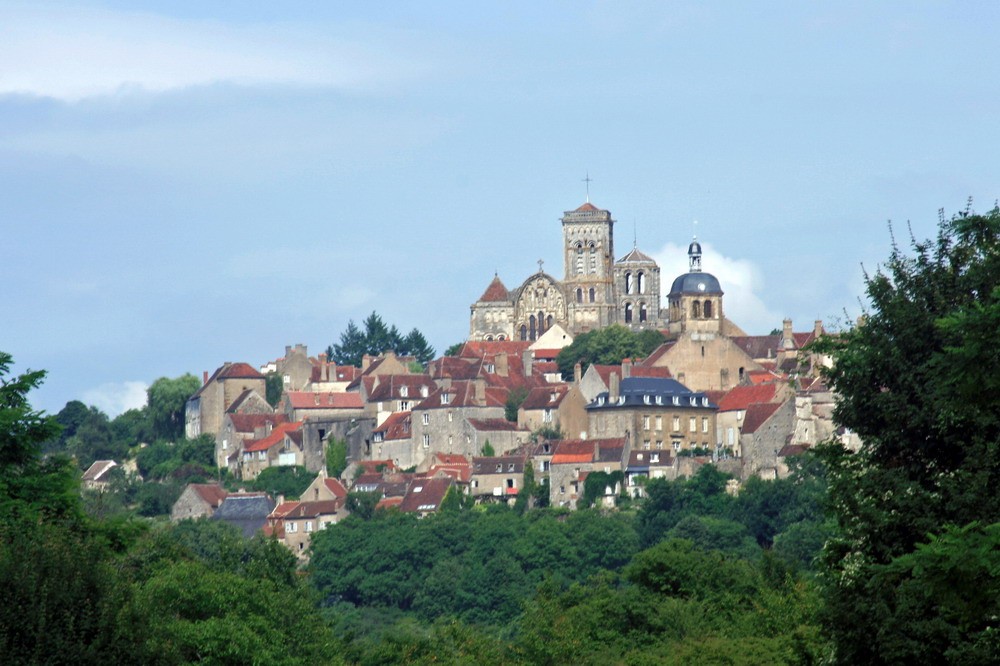 Nằm trên đỉnh ngọn đồi lịch sử Vezelay ở vùng Bourgogne nước Pháp, Vương cung thánh đường Thánh Maria Madalena (còn được gọi là  Tu viện Vezelay) là một địa danh lịch sử có vai trò quan trọng của châu Âu thời Trung cổ.