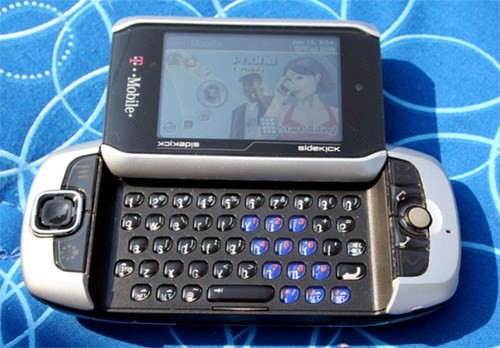  1. T-Mobile Sidekick 3 (2006). Mẫu máy điện thoại màn hình trượt độc đáo Sidekick 3 từng rất được yêu thích tại thị trường Mỹ. Máy được bộ phận giới trẻ thời kỳ đó “chuộng” dùng nhờ tính năng nhắn tin văn bản, mở ra gợi ý phát triển của nhiều hãng về tin nhắn như Skype, Viber…