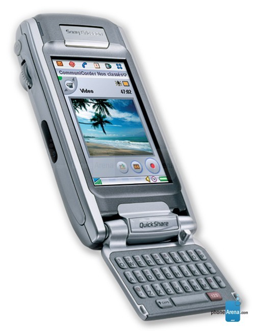  1. Sony Ericsson P910. Hơn 10 năm trước, chính xác là vào năm 2004, liên minh Sony Ericsson đã công bố chiếc smartphone cao cấp P910. Thiết bị này chạy trên nền tảng Symbian UIQ, màn hình cảm ứng điện trở 2,9 inch, độ phân giải 208 x 320 pixel, kèm bút stylus, camera VGA phía sau và pin 1.000 mAh. Sony Ericsson P910 mang một số tính năng nổi bật so với thời bấy giờ như bộ nhớ trong 64 MB, hỗ trợ thẻ nhớ ngoài, duyệt web HTML. Đặc biệt,  Sony Ericsson P910 có bàn phím QWERTY gập vào trong với kích thước đầy đủ.