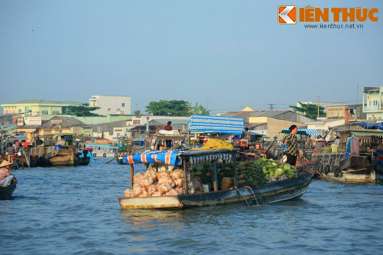 Họp từ mờ sáng trên đoạn sông Cái Răng cách bến Ninh Kiều của TP Cần Thơ khoáng 4km,  chợ nổi Cái Răng là một trong những khu chợ nổi đặc sắc nhất của vùng đồng bằng sông Cửu Long.