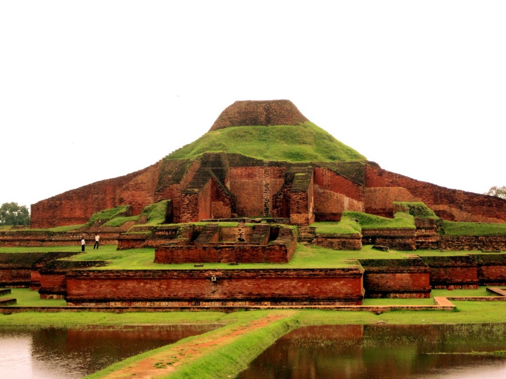  Phế tích Phật giáo di tích Somapura Mahavihara nằm ở Naogaon, Tây bắc Bangladesh là một trong những trung tâm Phật giáo lớn nhất Nam Á, ảnh hưởng đến nhiều trung tâm Phật giáo lớn khác trên thế giới.