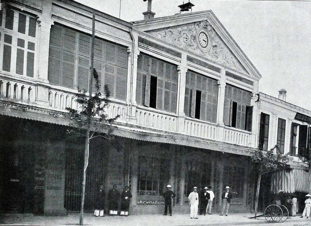 Bên ngoài một quán bar của người Pháp ở Hà Nội năm 1900.