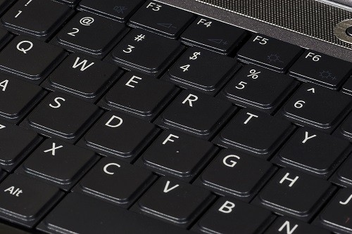  QWERTY là kiểu sắp xếp bàn phím tệ nhất. QWERTY là kiểu bố cục bàn phím tiếng Anh phổ biến nhất trên máy đánh chữ và bàn phím máy tính. Tên của bàn phím này xuất phát từ 6 ký tự đầu tiên nhìn thấy trên hàng phím chữ thứ nhất của bàn phím. Tuy nhiên, theo nghiên cứu thì QWERTY chưa phải là kiểu bố cục bàn phím tối ưu nhất, hay thậm chí còn được cho là kiểu tệ nhất vì đòi hỏi người dùng phải hoạt động ngón tay nhiều hơn khoảng 50% so với bàn phím Dvorak và 80% so với bàn phím Colemak.