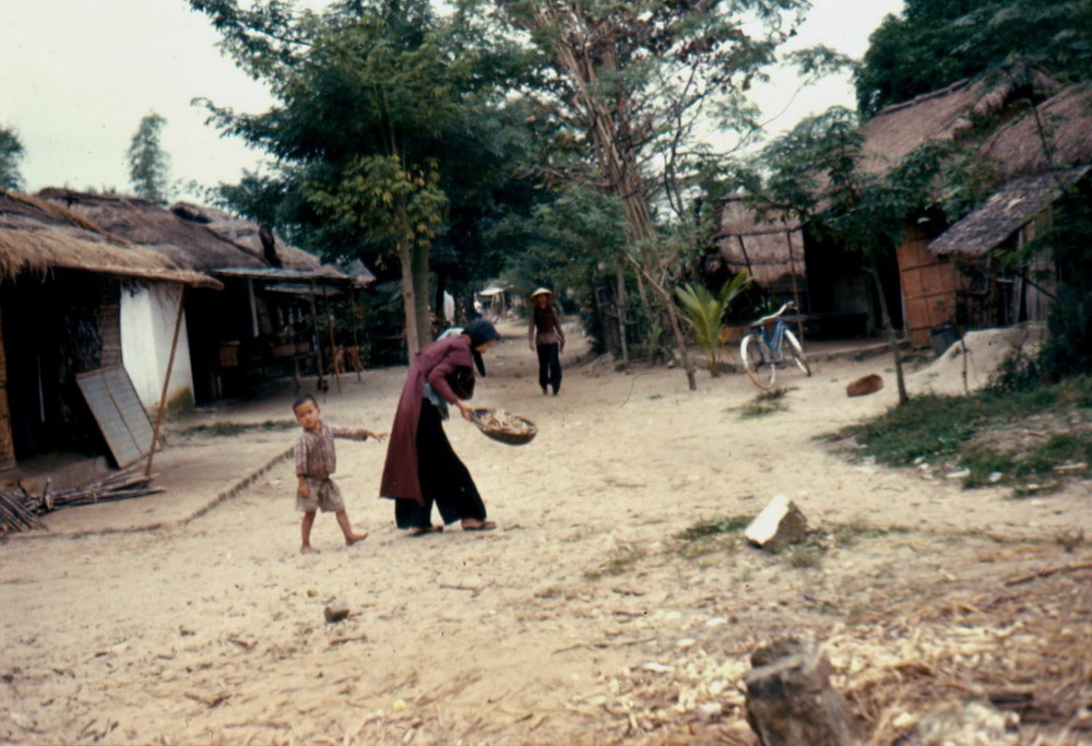 Một con đường làng ở vùng nông thôn miền Nam trước 1975. Hình ảnh do một lính Mỹ chụp năm 1966.