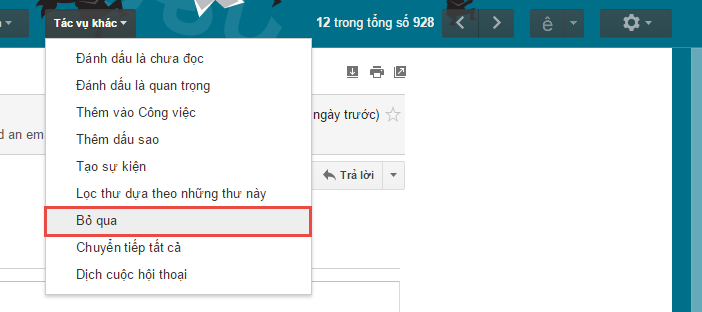   1. Tắt thông báo từ email nhóm (Group Email). Tính năng gửi email cho một nhóm người (Group Email) rất hữu ích và tiết kiệm thời gian. Nhưng nếu những thông báo này làm bạn khó chịu, đặc biệt trong trường hợp có nhiều người cùng trả lời email thì bạn nên tắt nó đi. Bạn có thể vào mục Tác vụ khác -&gt; Bỏ qua trong cuộc hội thoại đang mở để ngừng nhận thông báo đến từ email nhóm đó, dù vậy bạn vẫn có thể đọc và trả lời email như thường.            