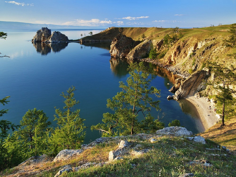 Nằm ở phía Nam Siberi thuộc Nga, giữa tỉnh Irkutsk ở phía Tây Bắc và nước Cộng hòa Buryatia ở phía Đông Nam,  hồ Baikal là một trong những hồ nước nổi tiếng bậc nhất của thế giới.