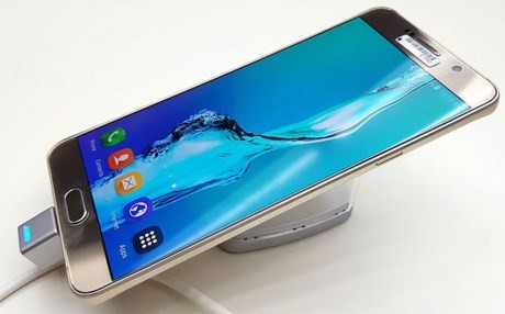   Samsung Galaxy Note 5 duos (650 USD). Galaxy Note 5 Duos được trang bị màn hình 5,7 inch, độ phân giải 2K (2.560x1.440 pixel), mật độ điểm ảnh 515 ppi, dày 7,6mm, nặng 171g. Máy được trang bị chip Exynos 7420 với 8 nhân (4 nhân tốc độ 2,1 GHz và 4 nhân với xung nhịp 1,5GHz), GPU Mali-T760MP8. RAM 4 GB, bộ nhớ trong là 32/64 GB (không hỗ trợ khe cắm thẻ microSD), chạy trên hệ điều hành Android 5.1 Lollipop.       