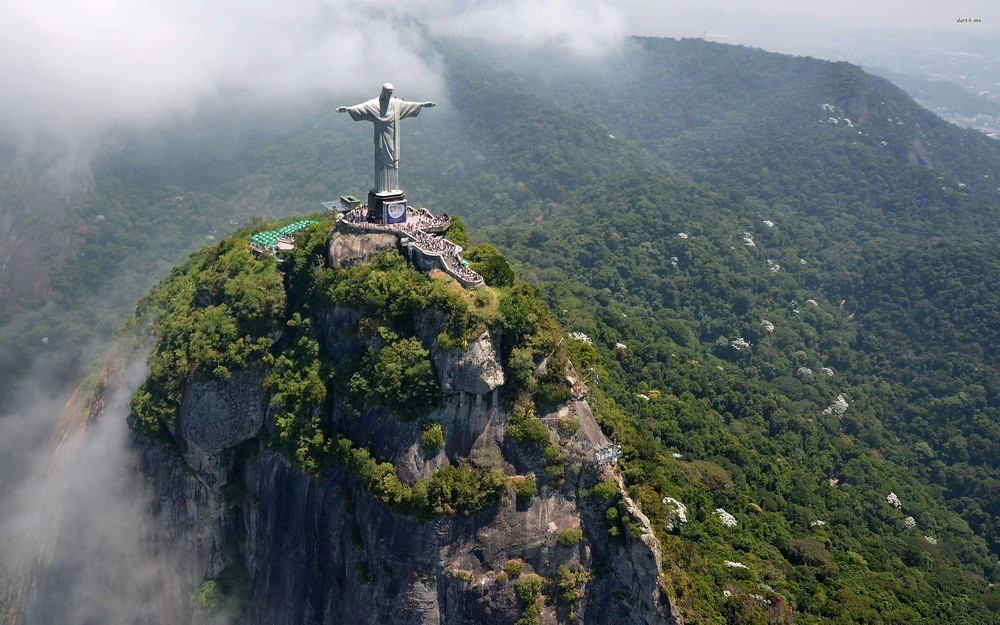 Nằm trên đỉnh của núi Corcovado thuộc công viên quốc gia rừng Tijuca cạnh thành phố Rio de Janeiro, Brasil, tượng Chúa Cứu Thế của Rio de Janeiro là bức tượng Chúa Jesus nổi tiếng nhất thế giới hiện nay.