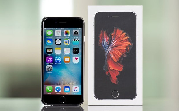  1. iPhone 6S và 6S Plus: Bộ đôi iPhone mới nhất từ Apple không thay đổi nhiều về thiết kế, chỉ nâng cấp nhẹ về cấu hình, cải tiến camera và thêm một số tính năng mới. So với hai người tiền nhiệm, sản phẩm này không tạo được sức hút lớn tại Việt Nam. Hiện tại, giá của 6S dao động từ khoảng 19 triệu đồng cho phiên bản thấp nhất.