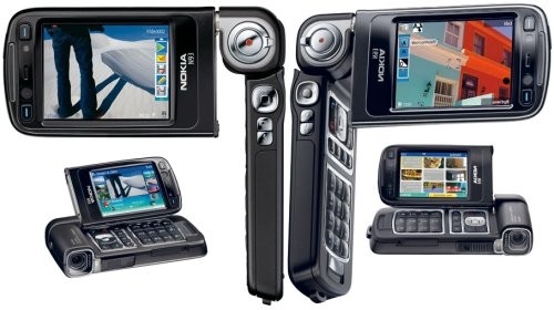  1. Nokia N93/N93i Chiếc N93 có khả năng lật/xoay độc đáo, thậm chí được ví nhưchiếc máy quay cầm tay, sau đó mới cho vào hệ điều hành Symbian để biến thành điện thoại. N93 được ưu tiên đưa thêm camera 3.2 MP với ống kính Carl Zeiss Vario-Tessar cho phép sử dụng chế độ zoom 3x. N93i ra đời sau, có phần mềm chụp ảnh được cải thiện nhiều hơn.