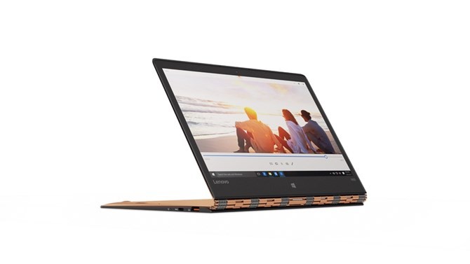 Thừa hưởng thiết kế của mẫu Yoga 3 Pro, máy tính lai Yoga 900s được trang bị bản lề gập 360o để có thể đóng vai trò máy tính xách tay hoặc máy tính bảng. Trọng lượng của máy chỉ khoảng 0,99kg và độ dày chỉ 12,7mm.