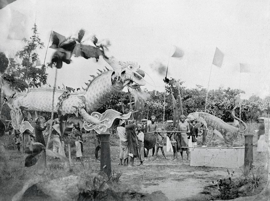 Nghi thức Long hổ song đấu tại Quy Nhơn năm 1887. Hình ảnh được giới thiệu trong một triển lãm ảnh về  Việt Nam thời thuộc địa và thập niên 1950 tại Bảo tàng Cernuschi của Pháp năm 2014, trang Francetvinfo.fr đăng tải lại.